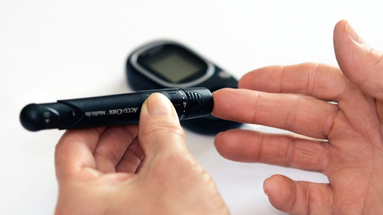 Vingerprik met bloedsuikermeter tijdens controle op de Dag van de Diabetes