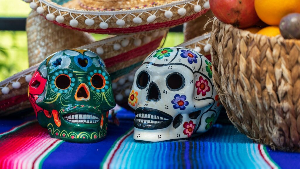 Gekleurde schedels en Mexicaanse hoeden als symbolen binnen Dag van de Doden tradities
