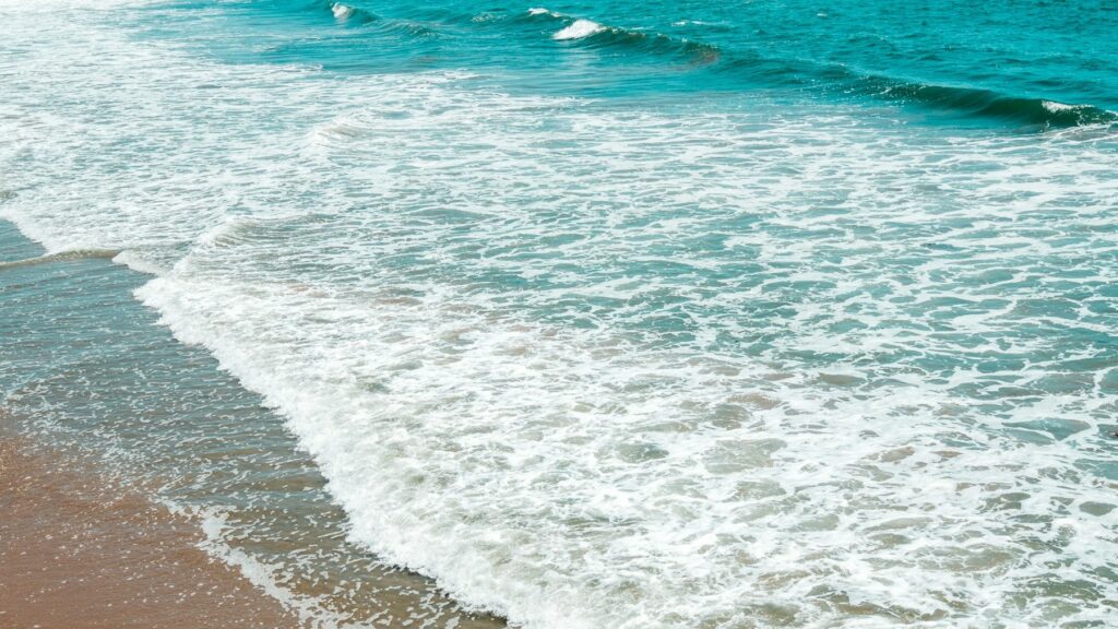 Golven op het strand tonen natuurlijke waterkracht tijdens Wereld Water Dag betekenis
