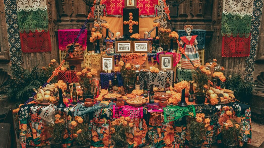 Rijk versierd altaar met bloemen, foto’s en eten tijdens Dag van de Doden tradities