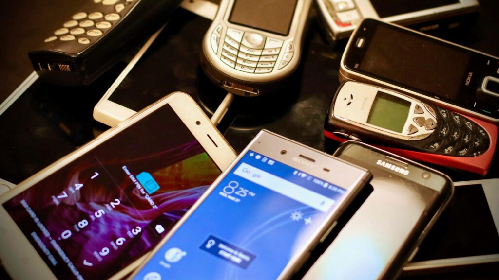 Verschillende mobiele telefoons uit verschillende jaren tonen evolutie tijdens nationale telefoon dag
