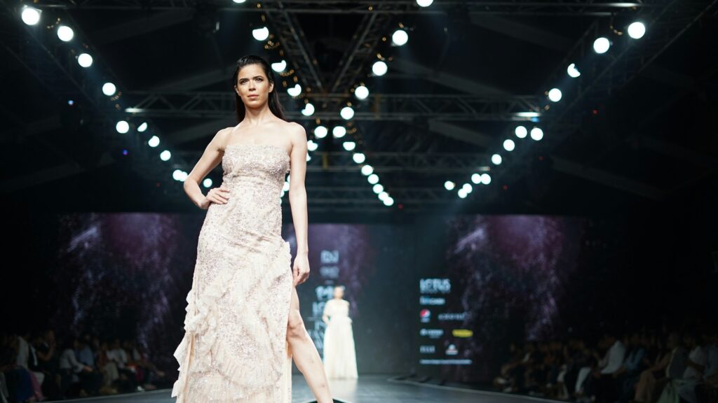 Model in elegante jurk op de catwalk tijdens Paris Fashion Week show